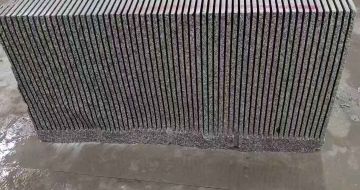 云南芝麻白毛板荒料切割