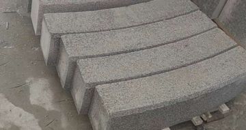 云南芝麻白弧形路牙石