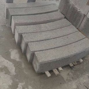 云南芝麻白弧形路牙石