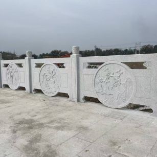 云南芝麻白河道栏杆 石材栏杆