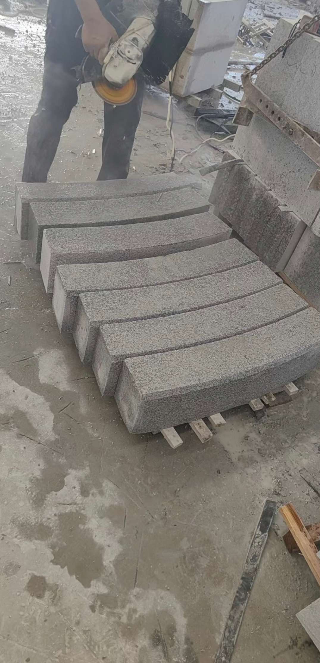 云南芝麻白弧形路牙石