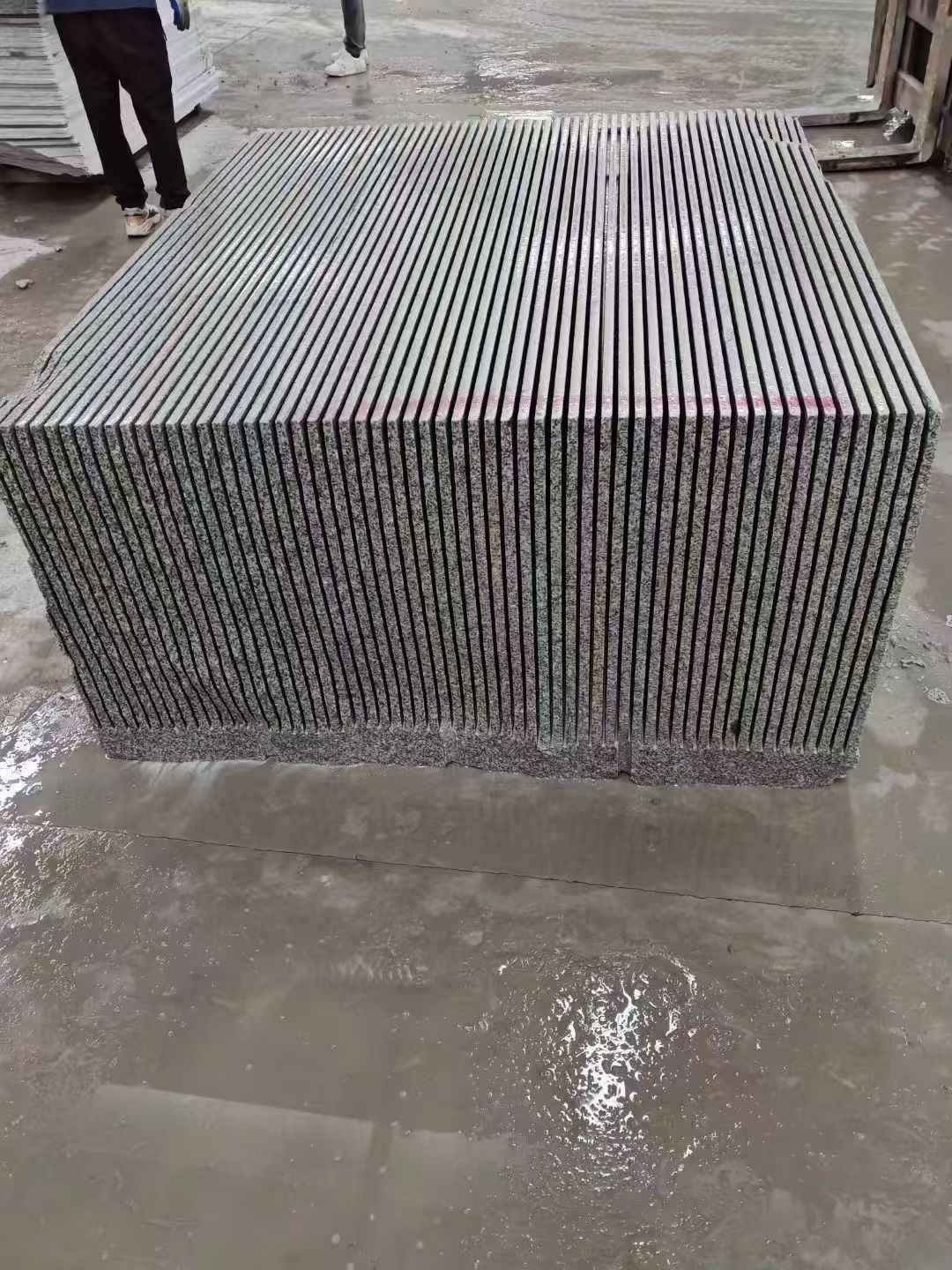 云南芝麻白毛板荒料切割