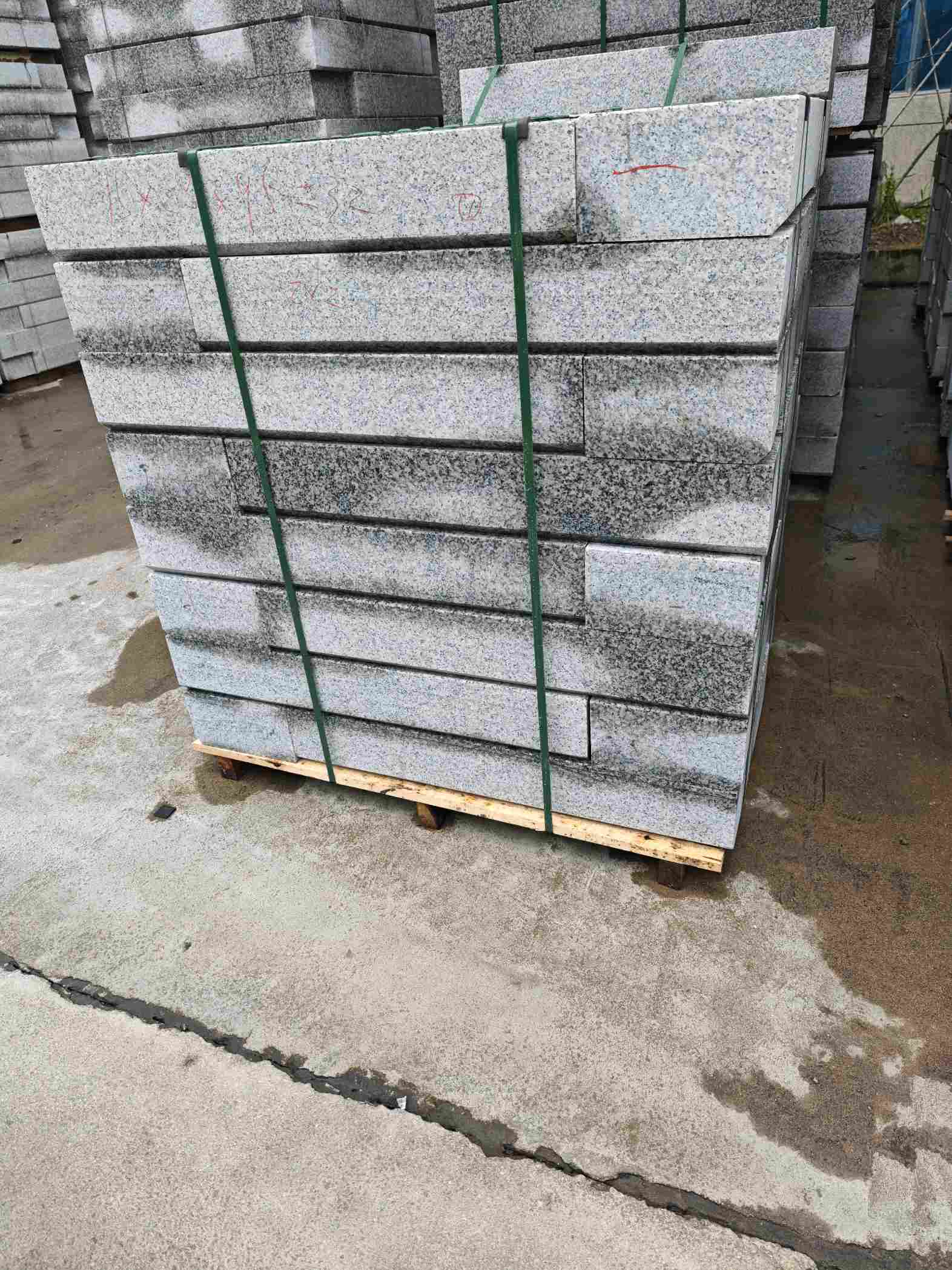 云南芙蓉白路牙石，马路牙子